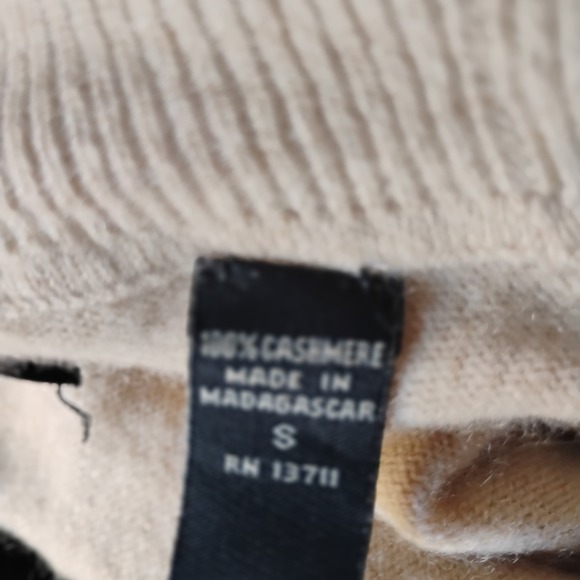 Valerie Stevens 100%  2 ply Cashmere Turtleneck Sweater Neutral Beige excellent - Picture 3 of 5